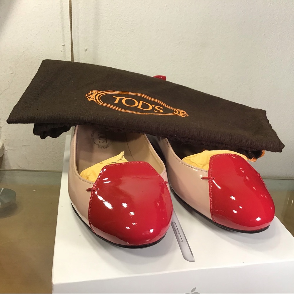 Tod’s PATENT LEATHER BALLET FLATS.